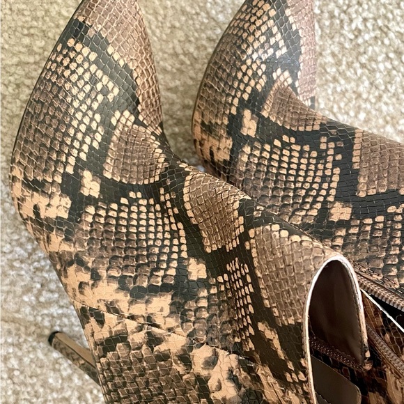 Vince Camuto snakeskin boots size 6 - Picture 5 of 6